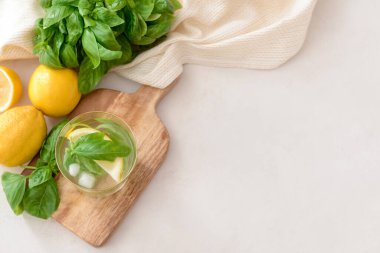 Arka planda fesleğenli bir bardak limonata