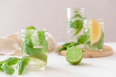 Arka planda fesleğenli bir bardak limonata