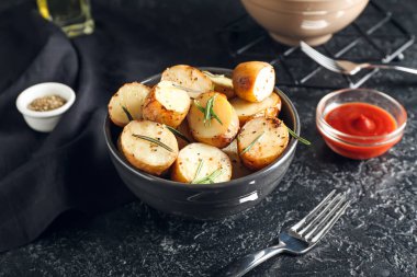 Koyu arkaplanda fırında patates.