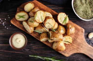 Kurulda fırında patates var.