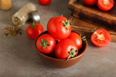 Arka planda taze olgun domateslerle dolu bir kase, yakın plan.