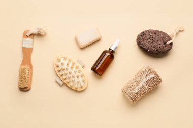 Renkli arkaplanda farklı masaj fırçaları ve banyo malzemeleri