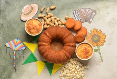 Festa Junina (Haziran Festivali) için grunge arka planında semboller bulunan geleneksel yemek