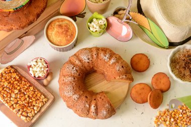 Beyaz arka planda Festa Junina (Haziran Festivali) için geleneksel yemek