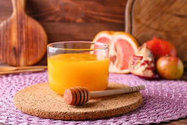 Tahta kaplama ve bal kavanozlu tahta arka plan, yakın plan.