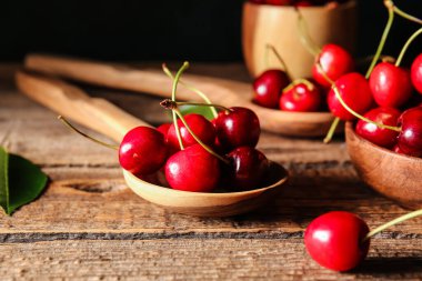 Tahta masada lezzetli kirazlı kaşıklar.
