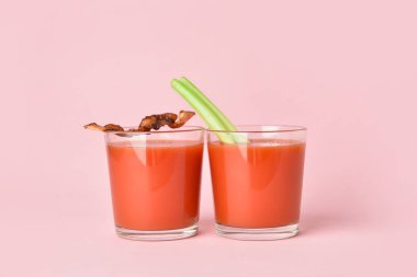 Renkli pastırmalı Bloody Mary kokteyli.