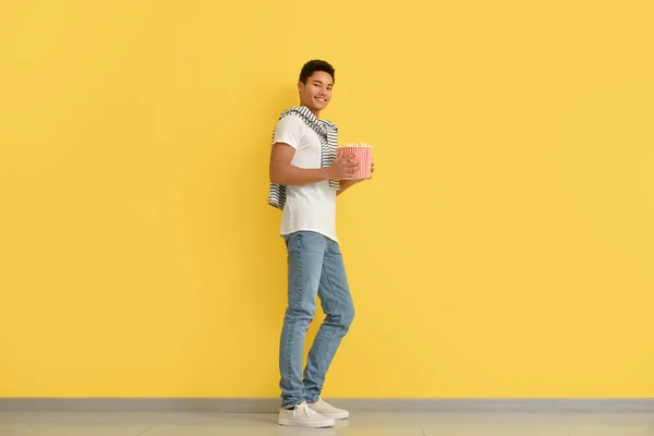 Adolescente Afroamericano Con Palomitas Maíz Cerca Pared Color — Foto de Stock