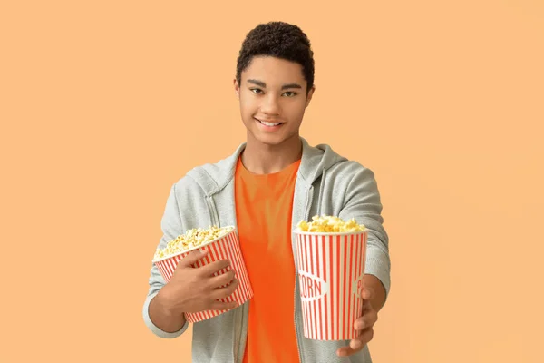 Afro Amerikaanse Tiener Met Popcorn Kleur Achtergrond — Stockfoto