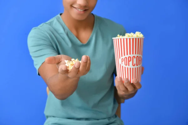 African American Teenager Popcorn Color Background — Stock Photo, Image