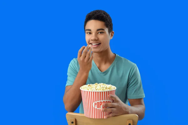 African American Teenager Eating Popcorn Color Background — Stock Photo, Image