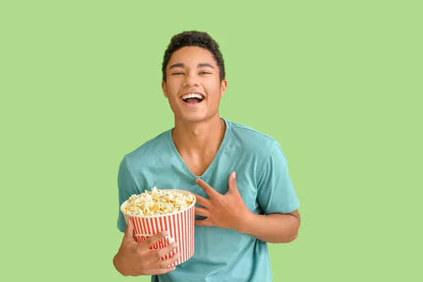 Emotionaler Afroamerikanischer Teenager Mit Popcorn Auf Farbigem Hintergrund — Stockfoto