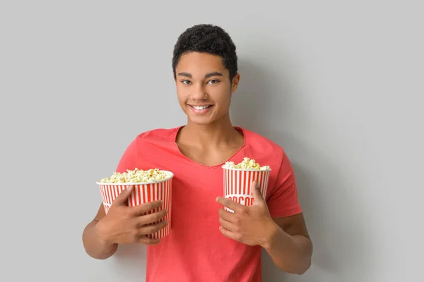 Afro Amerikaanse Tiener Met Popcorn Lichte Achtergrond — Stockfoto