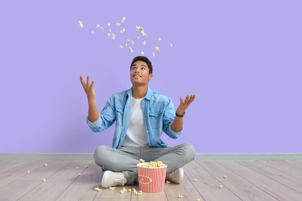 Afro Amerikanischer Teenager Sitzt Mit Popcorn Auf Dem Boden Neben — Stockfoto