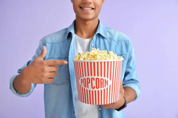 African American Teenager Popcorn Color Background — Stock Photo, Image