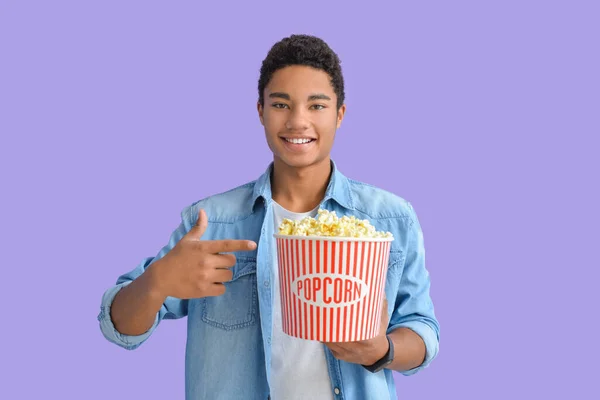 Afroamerikanischer Teenager Mit Popcorn Auf Farbigem Hintergrund — Stockfoto