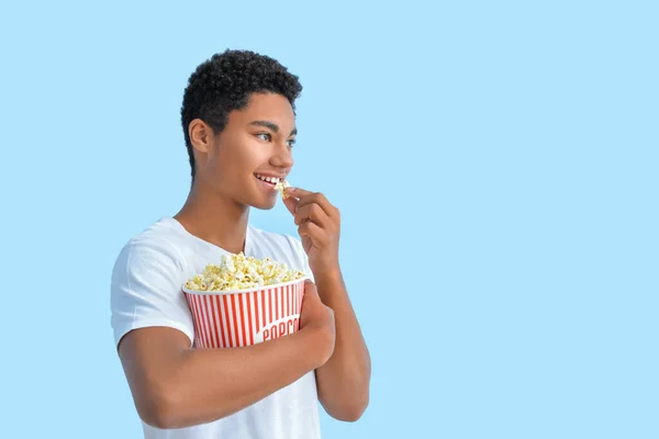 African American Teenager Eating Popcorn Color Background — Stock Photo, Image
