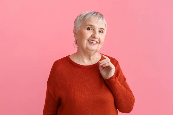 Retrato Mujer Mayor Con Estilo Sobre Fondo Color — Foto de Stock