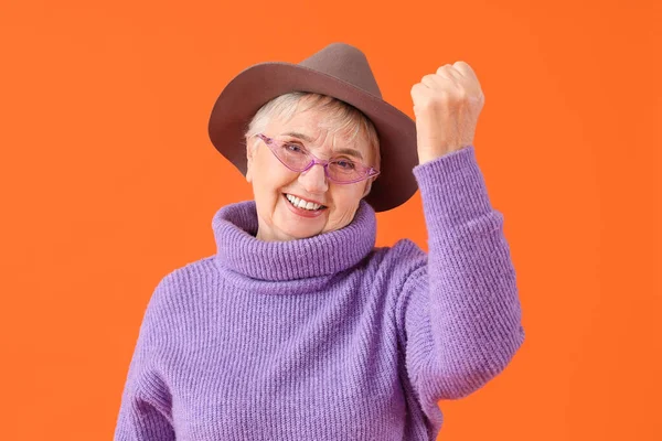 Porträt Einer Stilvollen Seniorin Auf Farbigem Hintergrund — Stockfoto