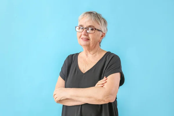 Portret Van Stijlvolle Senior Vrouw Kleur Achtergrond — Stockfoto