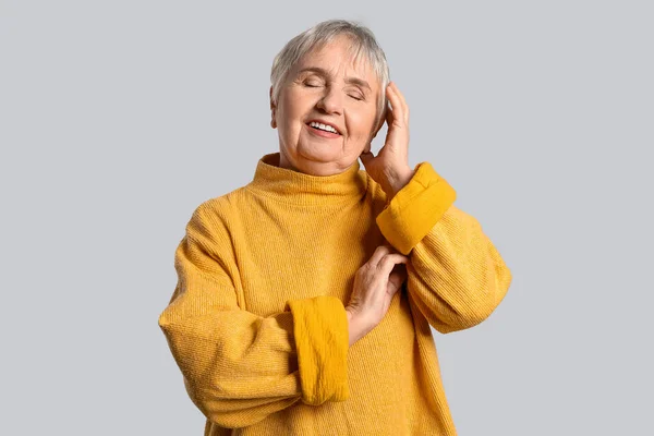 Portret Van Stijlvolle Senior Vrouw Lichte Achtergrond — Stockfoto