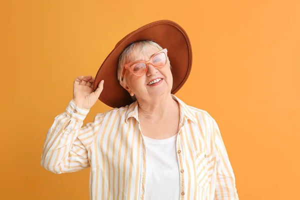 Porträt Einer Stilvollen Seniorin Auf Farbigem Hintergrund — Stockfoto