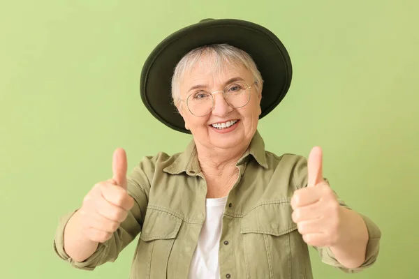 Starsza Kobieta Pokazuje Kciuk Góry Tle Koloru — Zdjęcie stockowe