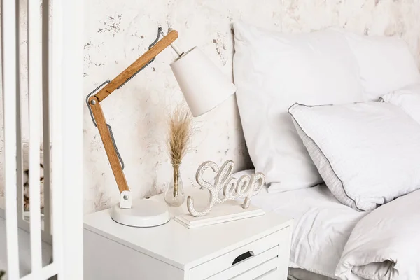 寝室のインテリアのベッドルームテーブルの上のモダンなランプ — ストック写真