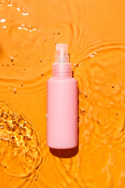 Botella Producto Cosmético Agua Sobre Fondo Color —  Fotos de Stock