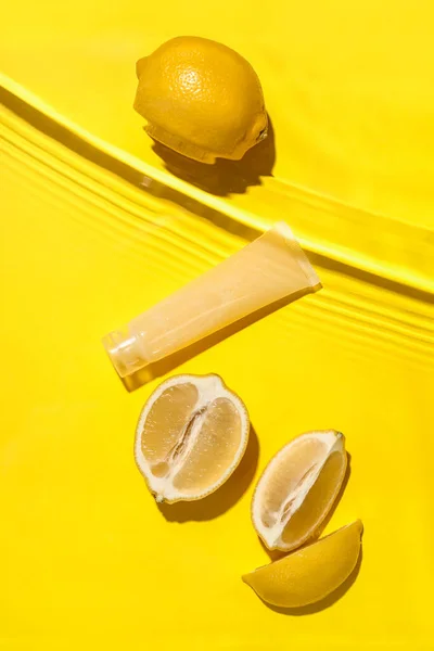 Tube Produit Cosmétique Citron Dans Eau Sur Fond Couleur — Photo