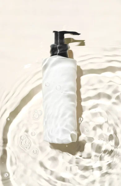 Butelka Produktu Kosmetycznego Wodzie Białym Tle — Zdjęcie stockowe