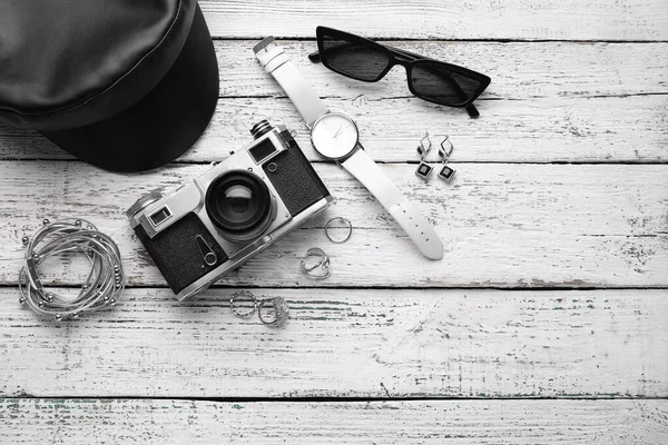 Conjunto Accesorios Femeninos Con Cámara Fotográfica Sobre Fondo Blanco Madera —  Fotos de Stock