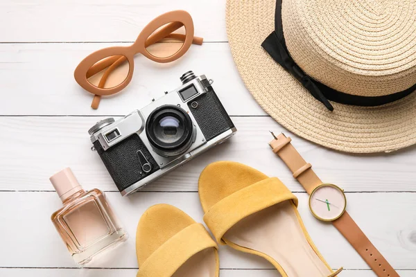 Conjunto Accesorios Femeninos Con Cámara Fotográfica Sobre Fondo Madera Claro —  Fotos de Stock