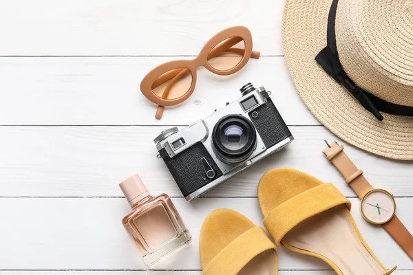 Conjunto Accesorios Femeninos Con Cámara Fotográfica Sobre Fondo Madera Claro —  Fotos de Stock