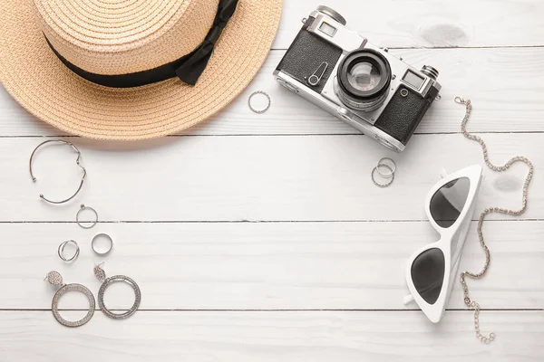 Conjunto Accesorios Femeninos Con Cámara Fotográfica Sobre Fondo Madera Claro —  Fotos de Stock