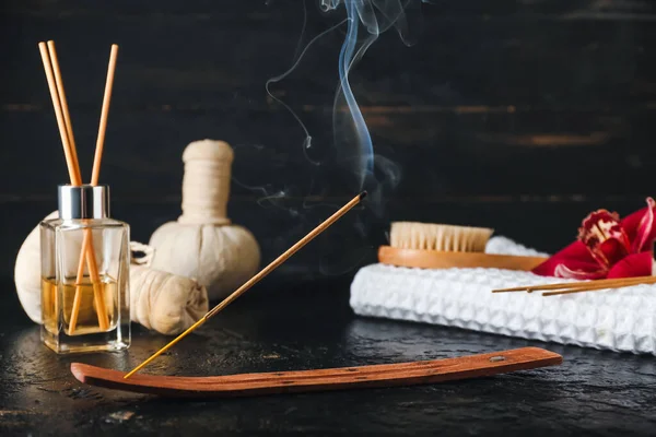 Schöne Wellness Komposition Mit Weihrauch Auf Dem Tisch — Stockfoto