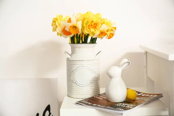 Vaso Com Belas Flores Narciso Prateleira Quarto — Fotografia de Stock