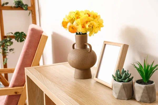 Jarrón Con Hermosas Flores Narcisas Mesa Habitación — Foto de Stock