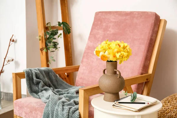 Vase Mit Schönen Narzissenblüten Auf Dem Tisch Zimmer — Stockfoto