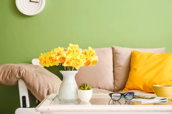 Vaso Com Belas Flores Narciso Mesa Quarto — Fotografia de Stock