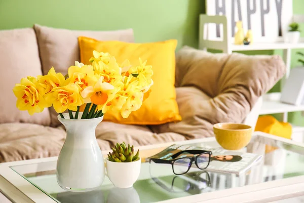 Vase Beautiful Narcissus Flowers Table Room — Stock Photo, Image