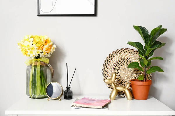 ナルシシズムの花とテーブルの上の装飾と花瓶 — ストック写真