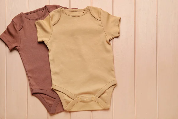 Babykleidung Auf Farbigem Holzhintergrund — Stockfoto