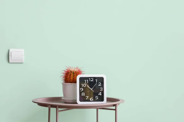 Часы Кактус Столе Рядом Цветной Стеной — стоковое фото
