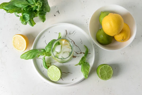Bicchiere Limonata Con Basilico Fondo Chiaro — Foto Stock