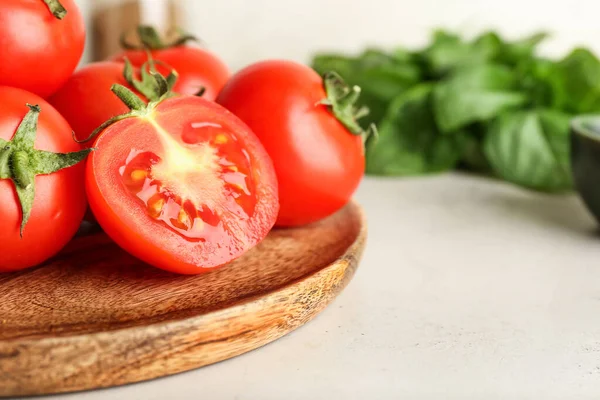 Płyta Świeżymi Dojrzałymi Pomidorami Jasnym Tle Zbliżenie — Zdjęcie stockowe