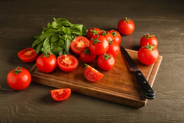 Deska Świeżymi Dojrzałymi Pomidorami Liśćmi Bazylii Drewnianym Tle — Zdjęcie stockowe