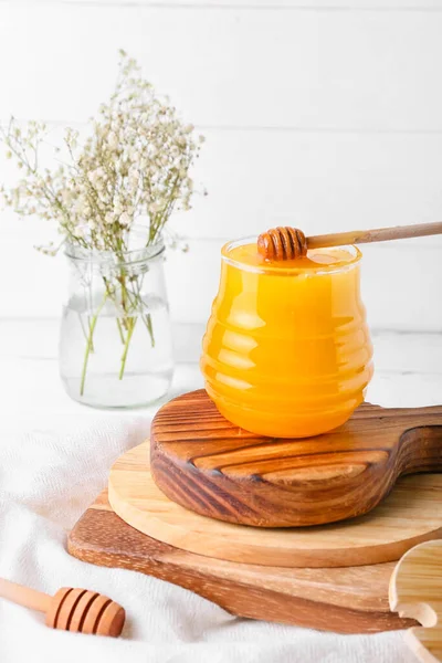 Brädan Med Trä Dipper Burk Med Honung Och Blommor Ljus — Stockfoto