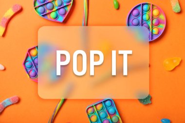 Renkli arka planda parlak oyuncaklar ve tatlılar