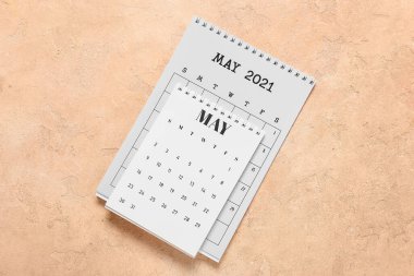 Renk arkaplanındaki kağıt takvimlerini döndür